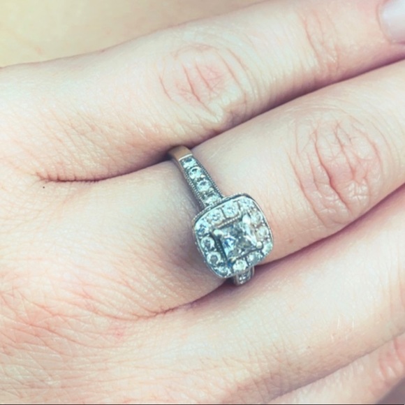 White gold and diamond engagement ring - Picture 2 of 4